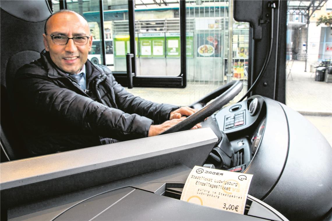 Für drei Euro durch die ganze Stadt Bei Burhan Ilani und seinen Busfahrerkollegen in Ludwigsburg ist das Stadtticker für drei Euro ein Verkaufsschlager.Foto: H. Wolschendorf