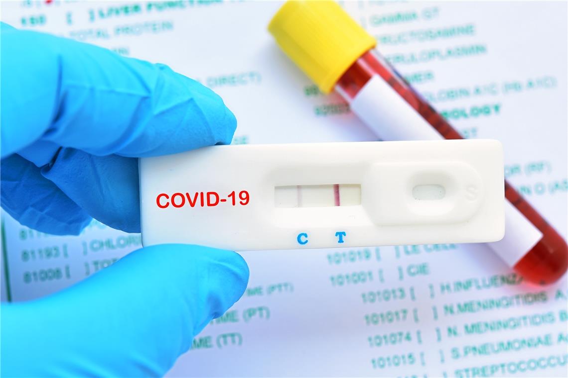 Bei Covid-19-Infektionen in Schulen, Heimen oder Kliniken muss schnell getestet werden. Da sind Schnelltests Gold wert.Symbolfoto: Stock-Adobe