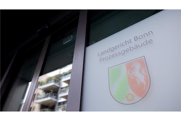 Bei Cum-Ex verschoben Finanzakteure Aktien mit ("cum") und ohne ("ex") Dividendenanspruch hin und her, um gar nicht gezahlte Steuern erstattet zu bekommen.