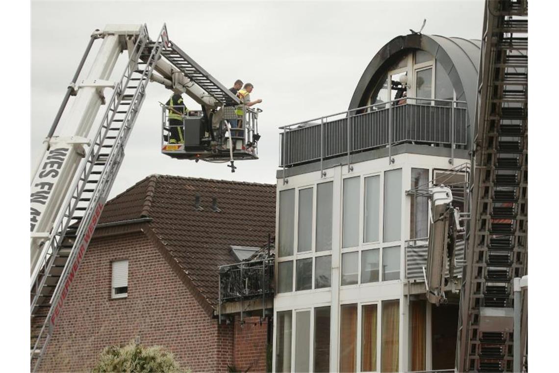 Ultraleichtflugzeug stürzt auf Wohnhaus in Wesel: Drei Tote Bei dem Absturz auf das Mehrfamilienhaus sind drei Menschen gestorben. Foto: David Young/dpa
