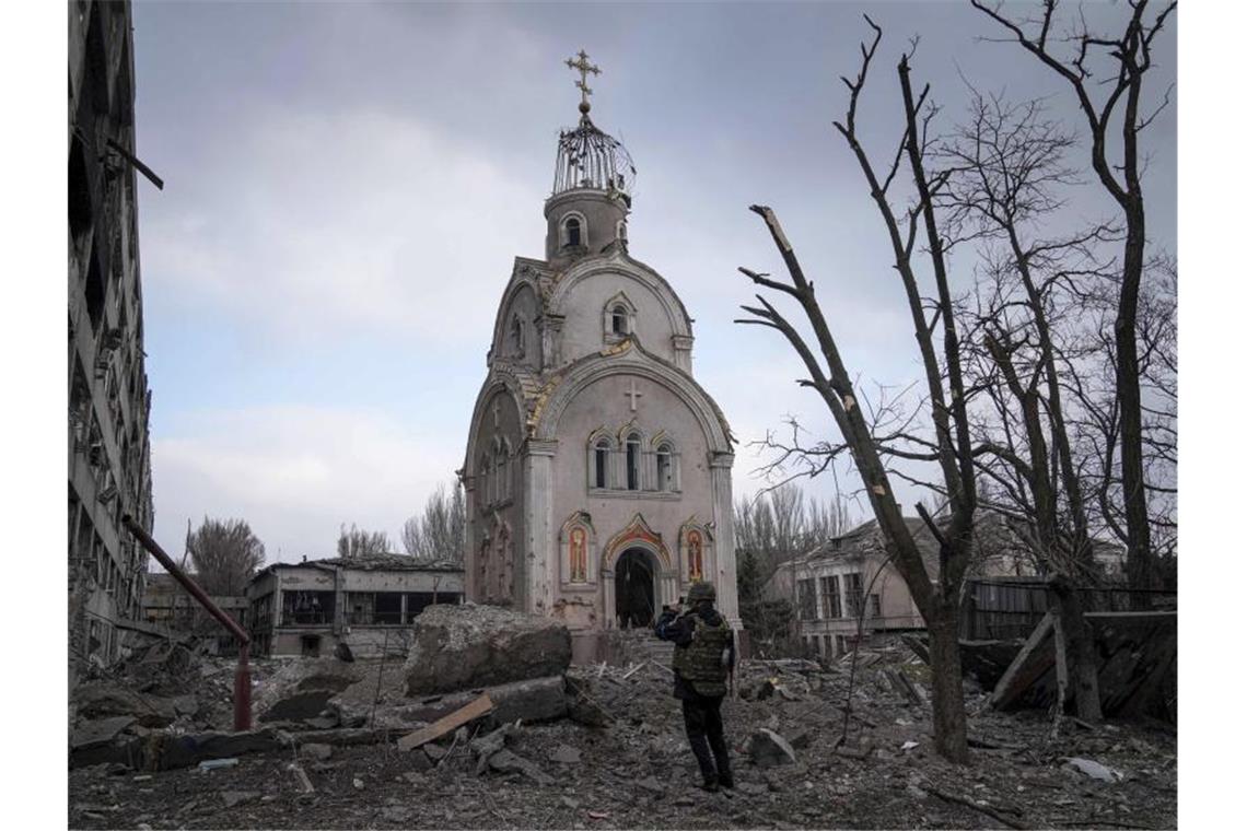 Krieg gegen die Ukraine: So ist die Lage Bei dem Beschuss eines Wohnviertels in Mariupol wurde auch eine Kirche beschädigt. Foto: Evgeniy Maloletka/AP/dpa