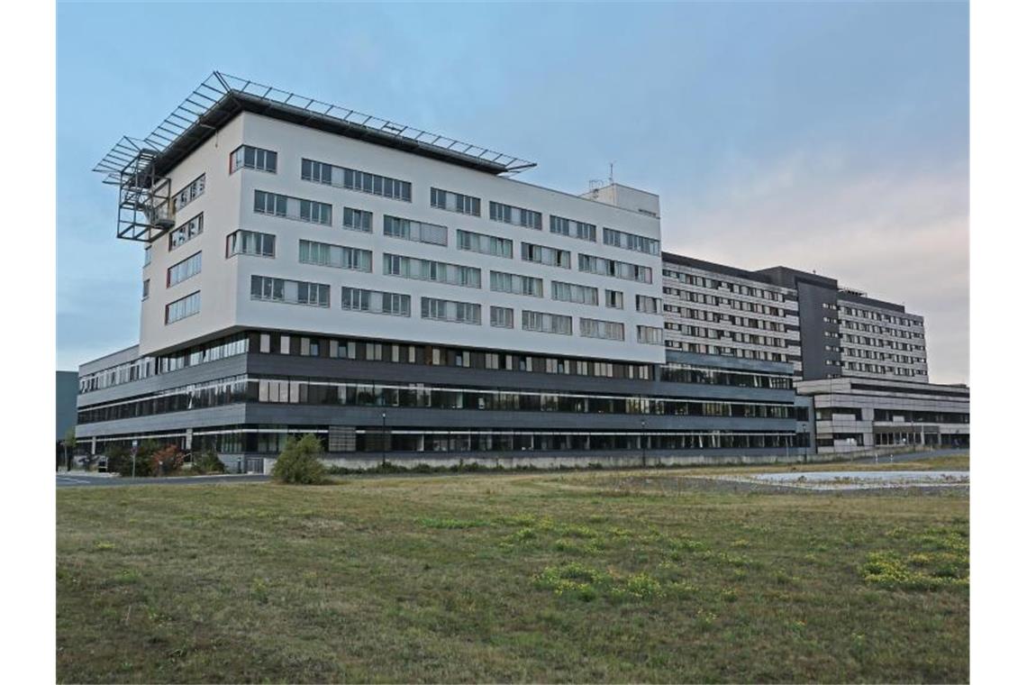 Toter und Verletzte bei Brand in Kölner Krankenhaus Bei dem Brand in dem Krankenhaus in Köln-Merheim ist mindestens ein Mensch gestorben. Foto: Oliver Berg