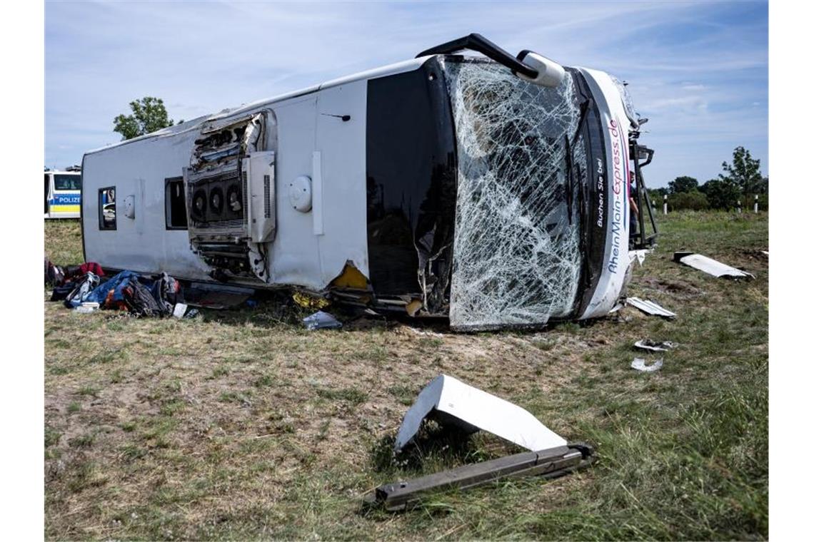 Reisebus verunglückt auf A13 - 19 Verletzte Bei dem Busunfall wurden zahlreiche Menschen verletzt. Foto: Fabian Sommer/dpa