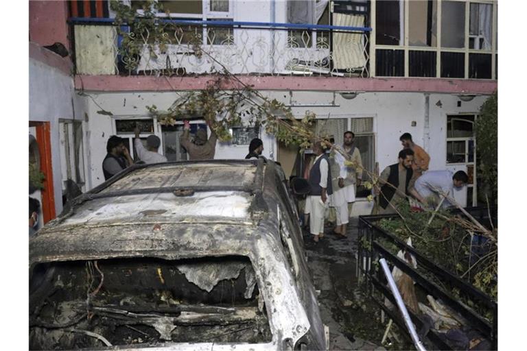 Bei dem Drohnenangriff wurde ein Auto vor einem Haus in Kabul getroffen. Doch es starben keine Terroristen, sondern Zivilisten. Foto: Khwaja Tawfiq Sediqi/AP/dpa