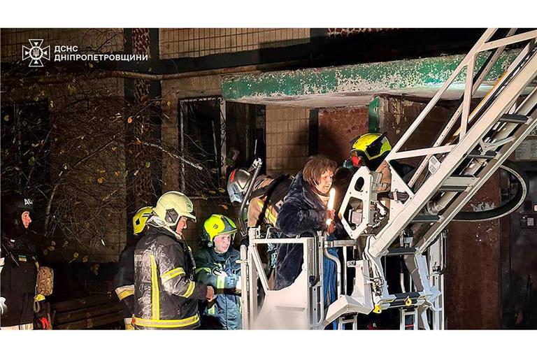 Bei dem Drohneneinschlag in einem mehrstöckigen Wohnhaus in Dnipro verloren zahlreiche Menschen ihre Wohnungen.