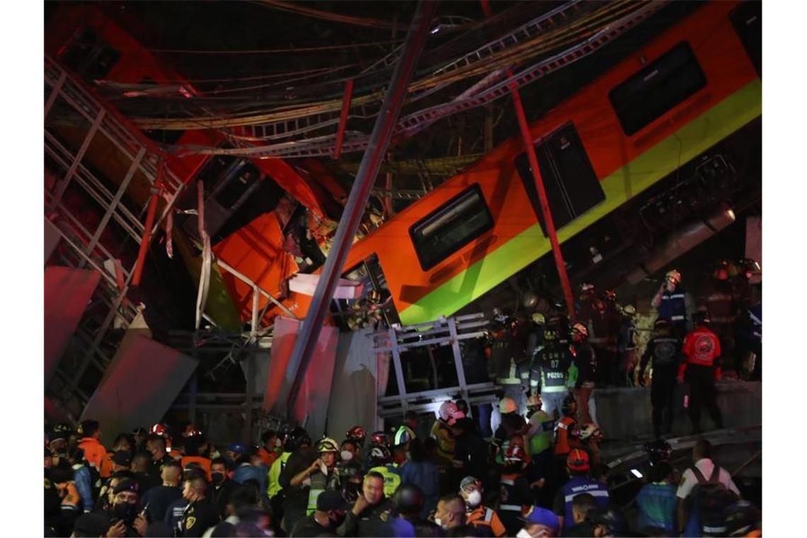 Zwei Dutzend Tote bei Einsturz von U-Bahnbrücke Bei dem Einsturz stürzten mehrere Waggons einer Bahn der Metro-Linie 12 einige Meter in die Tiefe. Foto: Valente Rosas/El Universal via ZUMA Wire/dpa