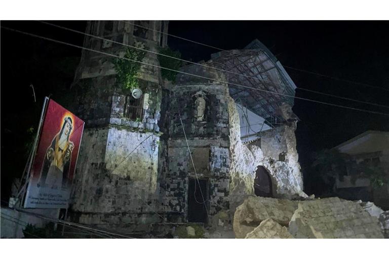 Bei dem Erdbeben wurde auch eine Kirche beschädigt.