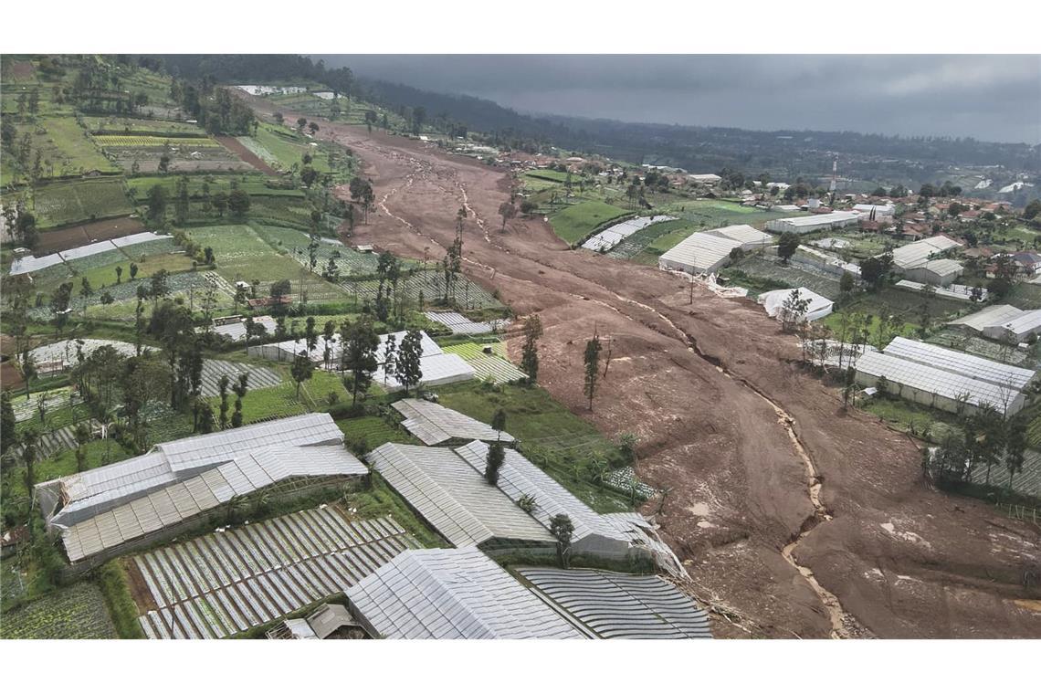 Bei dem Erdrutsch sind mindestens 25 Menschen ums Leben gekommen, Dutzende wurden zunächst vermisst.