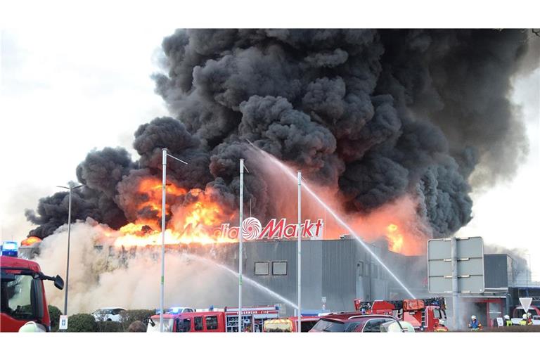 Bei dem Feuer im März 2024 waren mehrere Gebäude des Einkaufszentrums in Brand geraten.