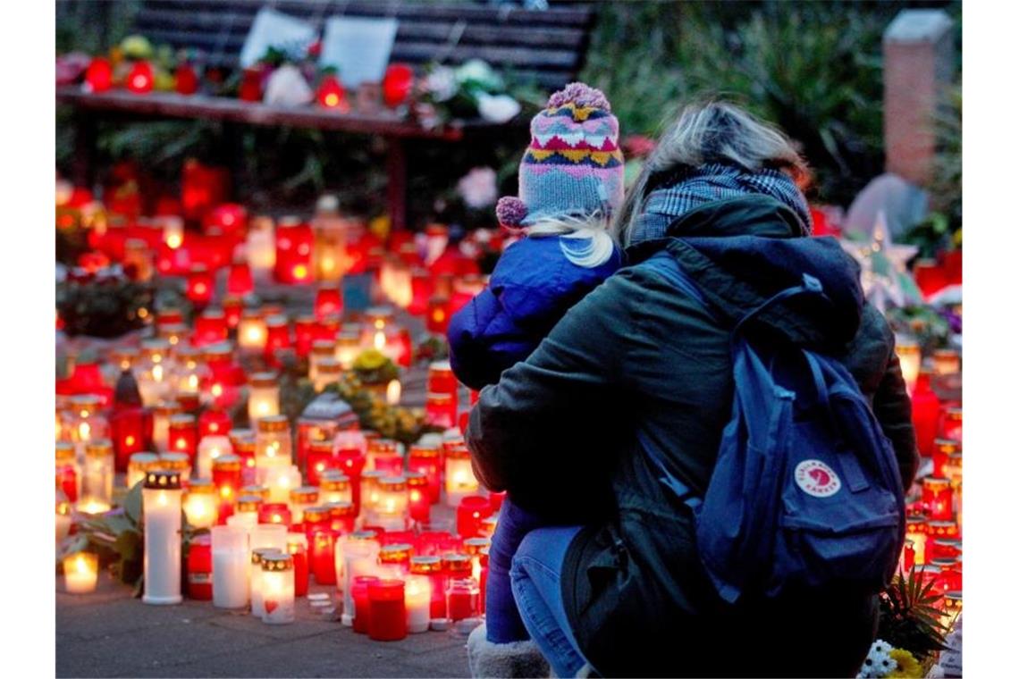 Bei dem Feuer in der Silvesternacht starben im Krefelder Zoo mehr als 30 Tiere. Foto: Roland Weihrauch/dpa