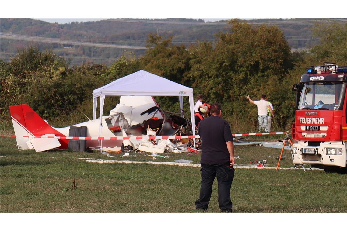 Bei dem Flugzeugabsturz im hessischen Viernheim sind zwei Männer gestorben, eine Frau und ein Kleinkind wurden schwerst verletzt.