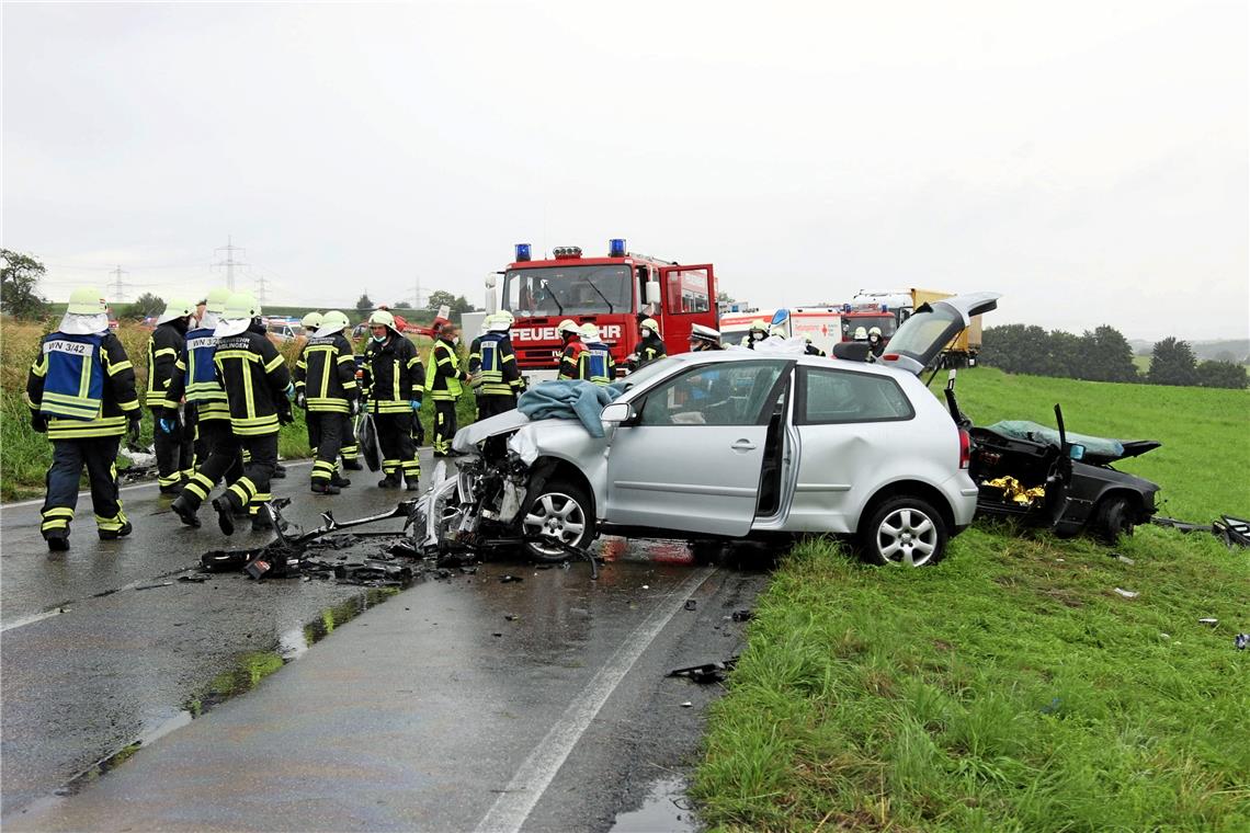 Vier Schwerverletzte nach Frontalzusammenstoß Bei dem Frontalzusammenstoß nahe Waiblingen war die Feuerwehr mit sieben Fahrzeugen und 38 Einsatzkräften vor Ort. Foto: 7aktuell.de/ Lermer