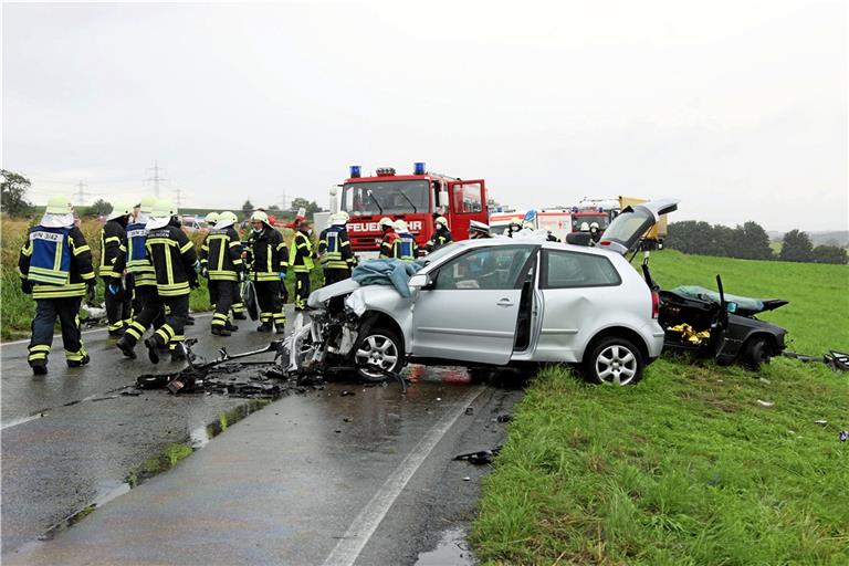 Bei dem Frontalzusammenstoß nahe Waiblingen war die Feuerwehr mit sieben Fahrzeugen und 38 Einsatzkräften vor Ort. Foto: 7aktuell.de/ Lermer 