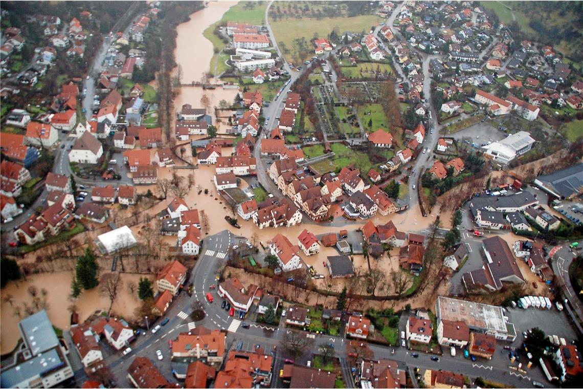 Weissach: Fast tausend Unterschriften fürs Bürgerbegehren Bei dem Hochwasser 2011 stand ein Großteil der Gemeinde unter Wasser – auch die Fläche unterhalb des aktuellen Pflegeheims (Bild: ganz oben Mitte). Foto: Gemeinde Weissach im Tal
