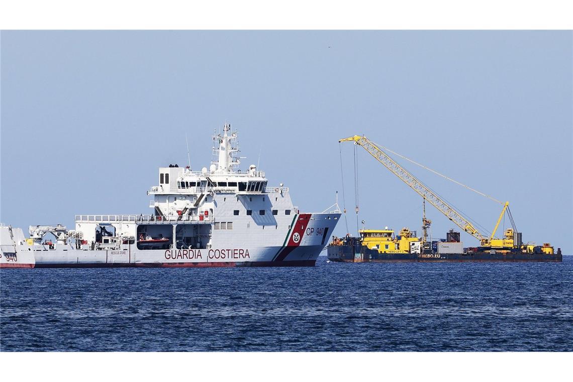 Luxusjacht "Bayesian" wird geborgen Bei dem Manöver kommt auch ein schwimmender Kran zum Einsatz. Es gilt als extrem kompliziert. Die Kosten werden auf mehrere Millionen Euro geschätzt.
