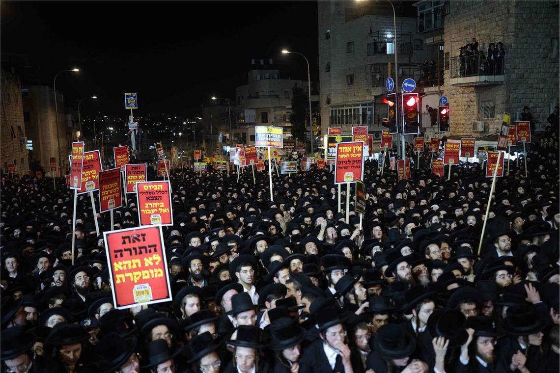 Bei dem Massenprotest hat laut israelischen Polizeiangaben ein Busfahrer mehrere Teilnehmer mit seinem Fahrzeug erfasst. Ein junger Mann sei unter dem Bus eingeklemmt und für tot erklärt worden, meldete der Rettungsdienst Magen David Adom. Demnach wurden auch mehrere Menschen verletzt. Der Busfahrer wurde laut Polizei festgenommen.