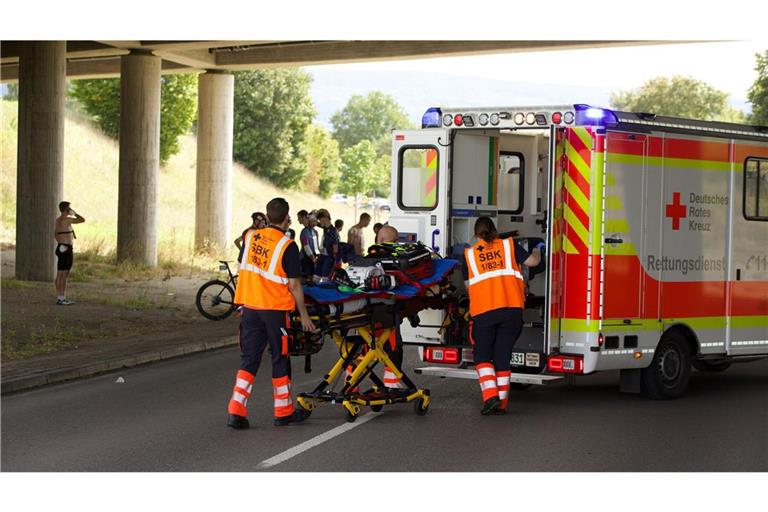 Bei dem Massensturz wurden bis zu 70 Teilnehmende verletzt. Der Rettungsdienst kümmerte sich um die Versorgung.