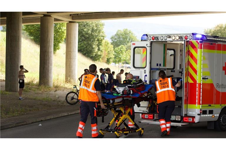 Bei dem Massensturz wurden bis zu 70 Teilnehmende verletzt. Der Rettungsdienst kümmerte sich um die Versorgung.