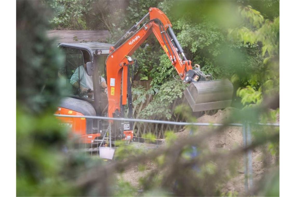 Polizei wertet im Fall Maddie Ergebnisse von Grabungen aus Bei dem Polizeieinsatz in der Kleingartenanlage in der Region Hannover kam auch ein Bagger zum Einsatz. Foto: Julian Stratenschulte/dpa