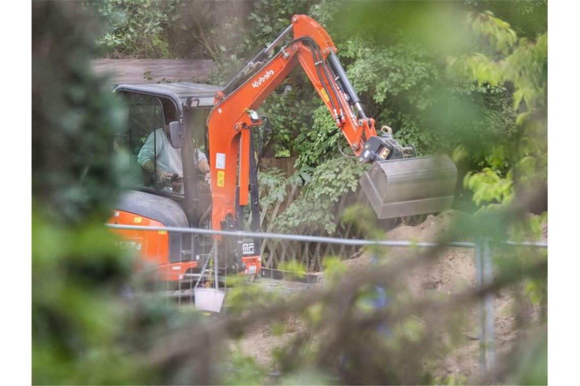 Bei dem Polizeieinsatz in der Kleingartenanlage in der Region Hannover kam auch ein Bagger zum Einsatz. Foto: Julian Stratenschulte/dpa