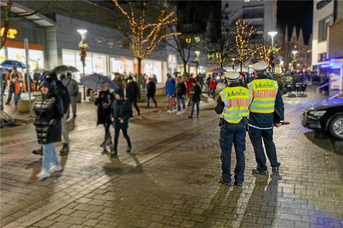 Stadt setzt auf Deeskalation Bei dem „Spaziergang“ am 27. Dezember gingen um die 1000 Menschen durch die Backnanger Innenstadt. Foto: A. Becher