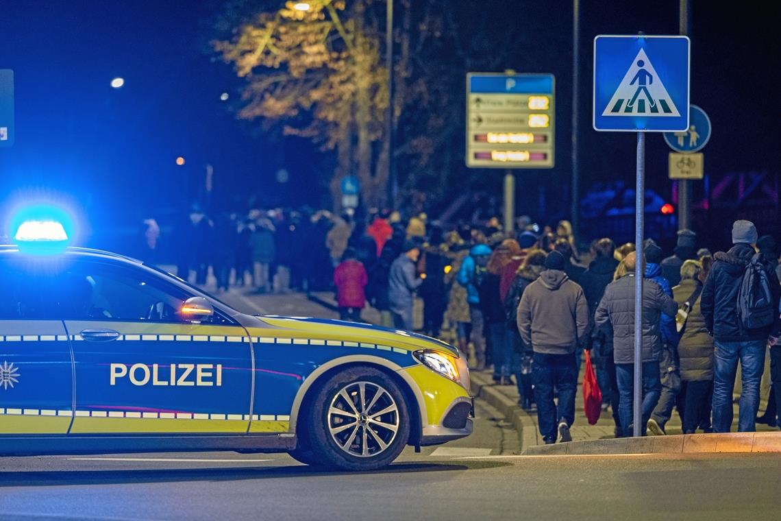 Bei dem Spaziergang gegen Coronamaßnahmen versammelten sich die Teilnehmer zunächst am Obstmarkt und zogen dann unerlaubt durch die Backnanger Innenstadt. Fotos: A. Becher