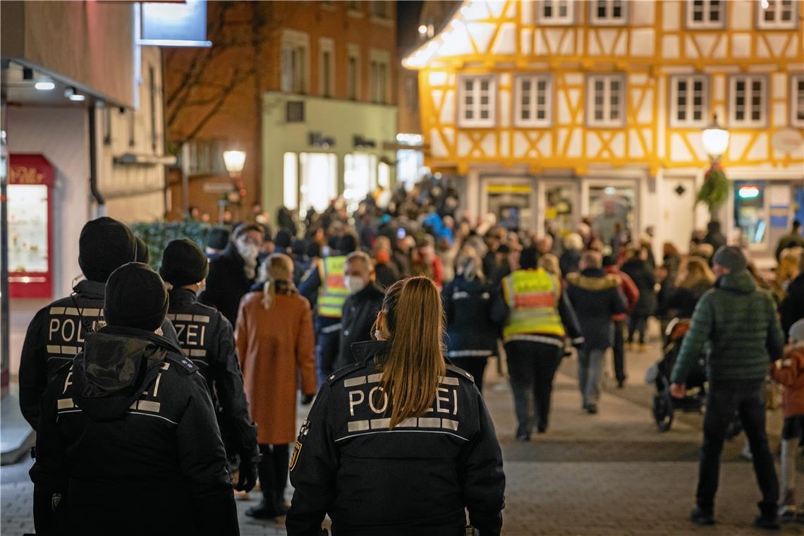 Bei dem Spaziergang gegen Coronamaßnahmen versammelten sich die Teilnehmer zunächst am Obstmarkt und zogen dann unerlaubt durch die Backnanger Innenstadt. Foto: A. Becher