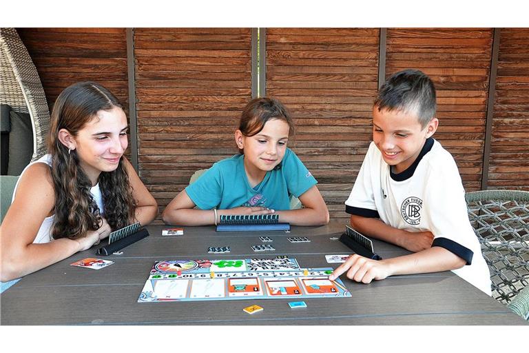 Bei dem Spiel „Bomb Busters“ müssen die Spielenden gleiche Kabelplättchen finden, um eine Bombe zu entschärfen.