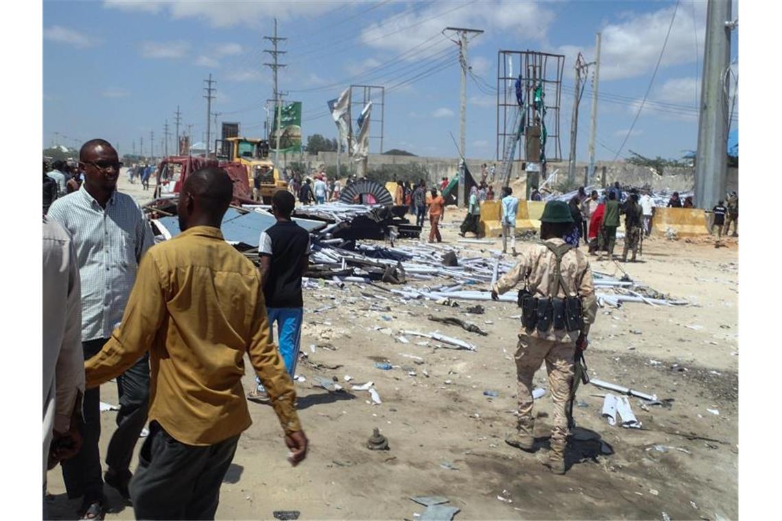 Bei dem Sprengstoffanschlag in Somalias Hauptstadt sind am Samstag mehr als 80 Menschen getötet und Dutzende andere verletzt worden. Foto: Abdirahman Mohamed/dpa