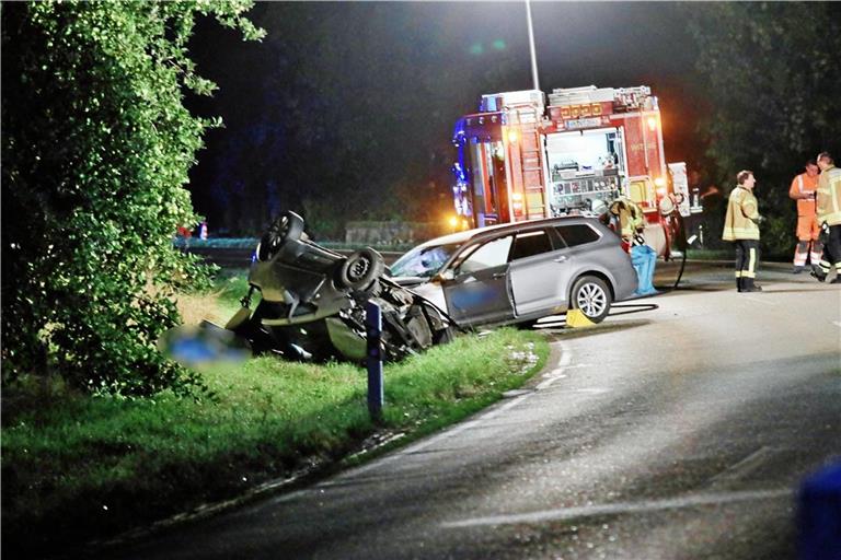 Bei dem Unfall am Montagabend wird der 20-Jährige in seinem Auto eingeklemmt und getötet.