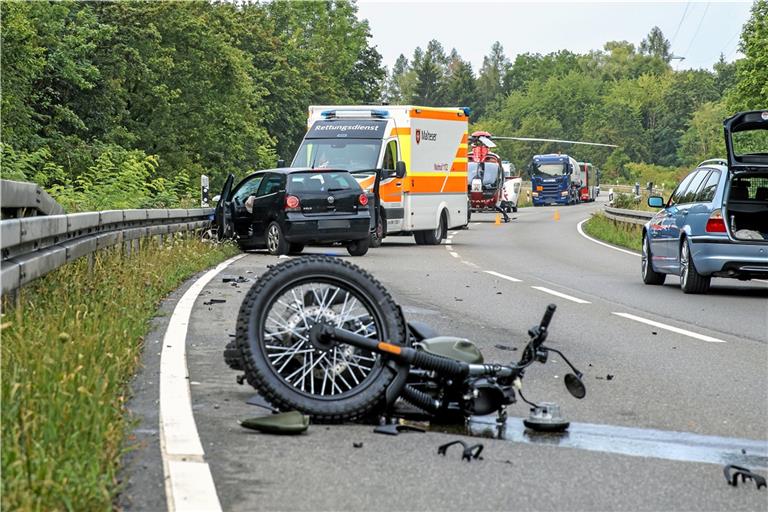 Bei dem Unfall ist auch ein Rettungshubschrauber im Einsatz. Foto: Benjamin Beytekin