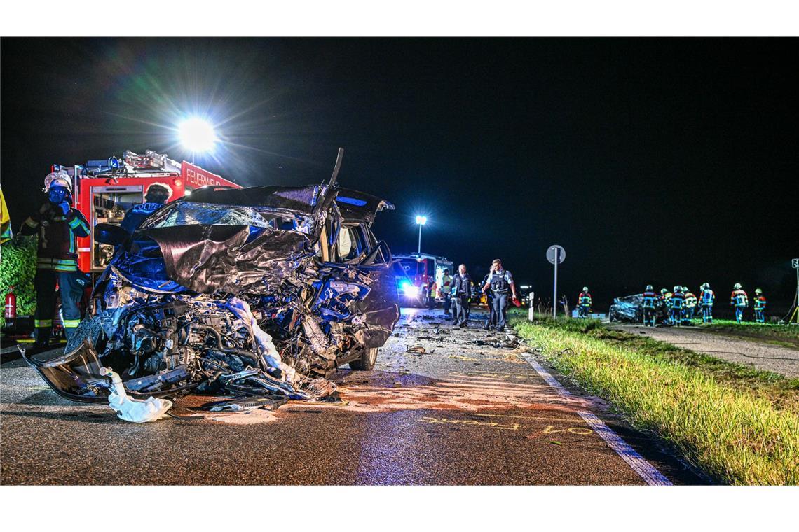 Trotz Verbot überholt – Polizei sucht überholten Lkw-Fahrer Bei dem Unfall kamen zwei Autofahrer ums Leben.
