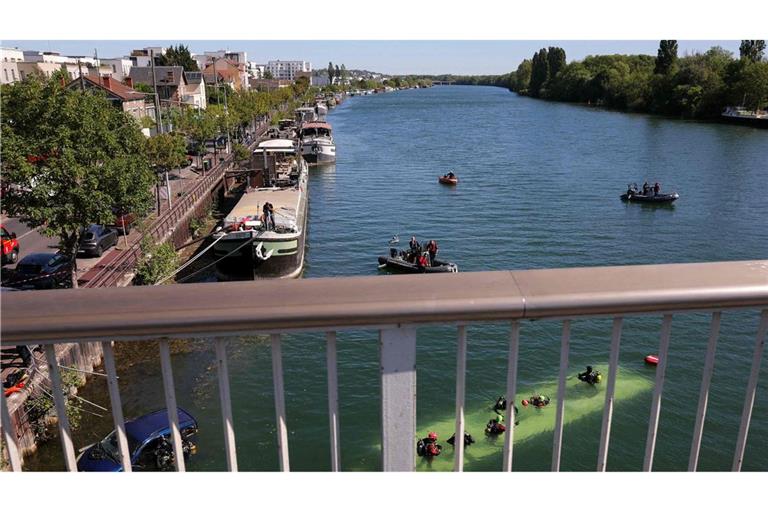 Bei dem Unfall nahe Paris ist ein Bus komplett in der Seine versunken.