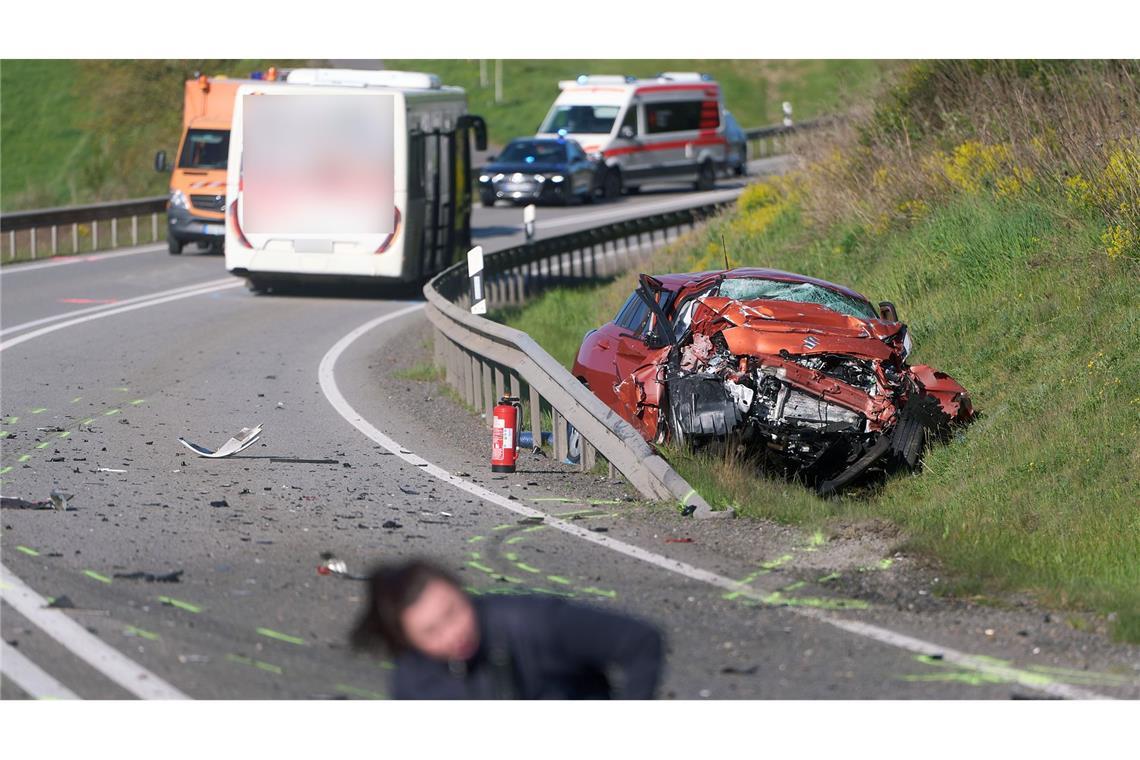 24-Jährige stirbt bei Unfall mit Linienbus - Kinder verletzt