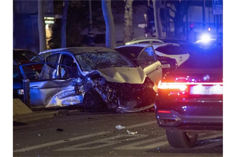 Bei dem Unfall war der Wagen von der Seite getroffen worden und landete auf dem Dach. Foto: Paul Zinken/dpa