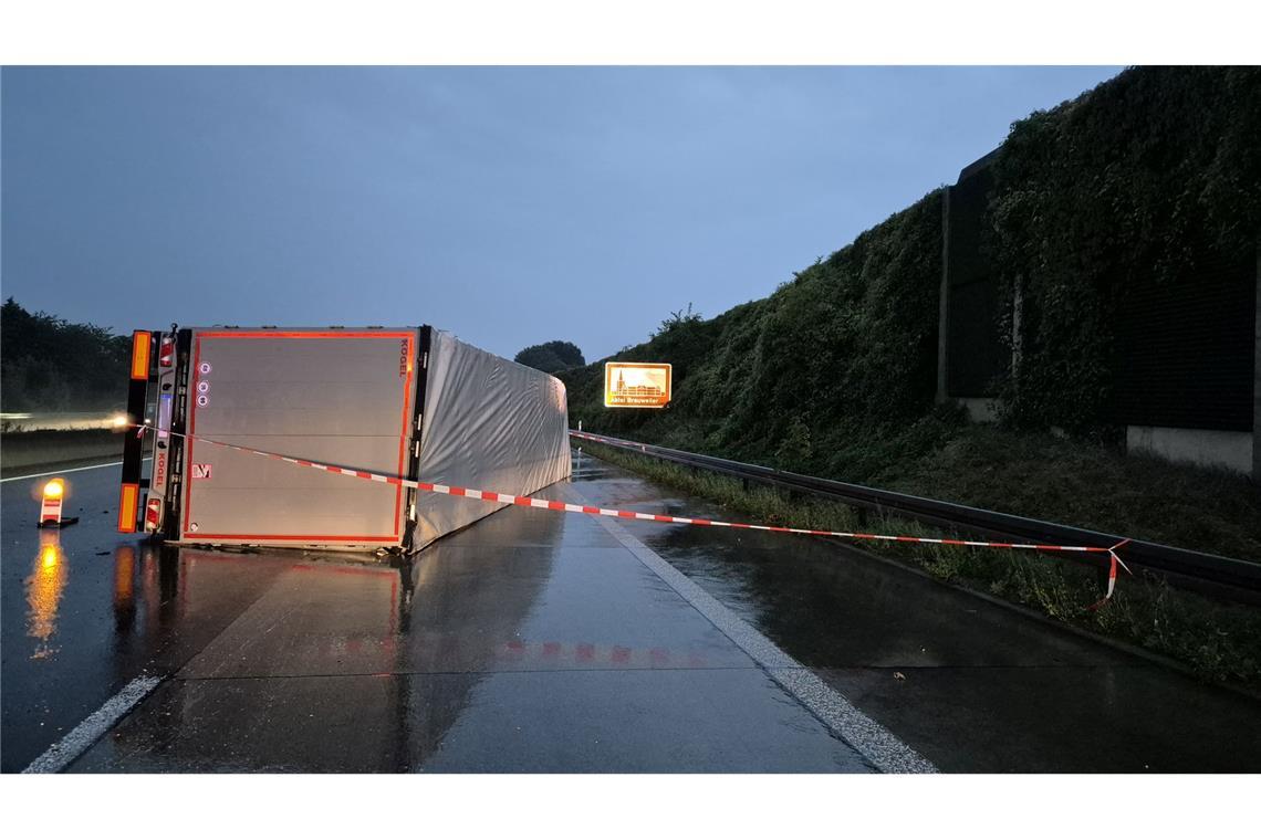 Bei dem Unfall wird Aquaplaning als Ursache angenommen.