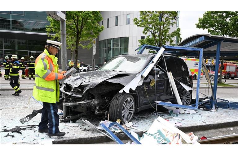 Bei dem Unfall wurde mehrere Menschen verletzt, drei davon schwer.