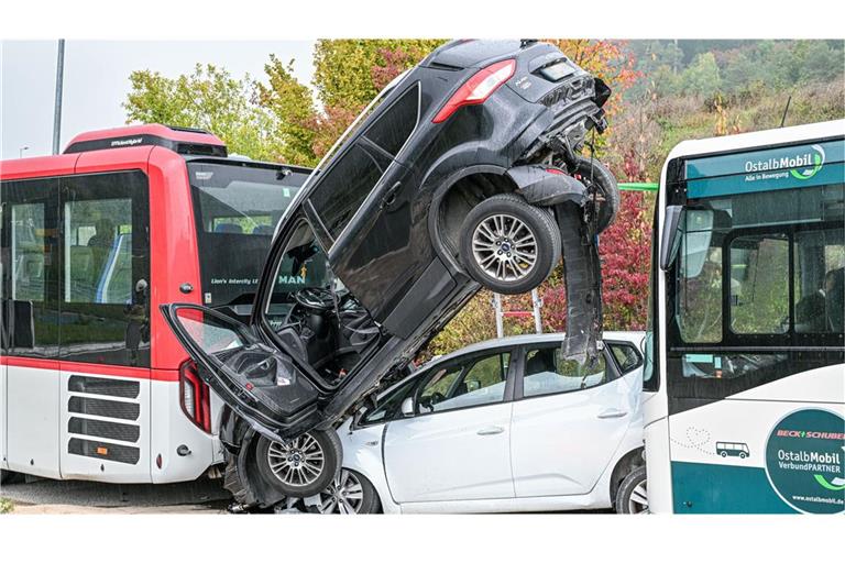 Bei dem Unfall wurden drei Menschen verletzt, einer davon schwer. (Symbolbild)
