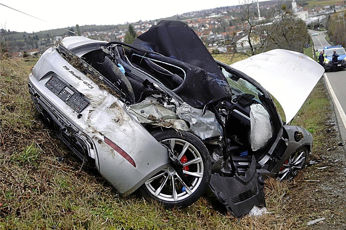 Schwerer Unfall mit zwei Verletzten Bei dem Unfall zwischen Kleinaspach und Oberstenfeld wurde der Posche völlig zerstört. Foto: 7aktuell/Hessenauer