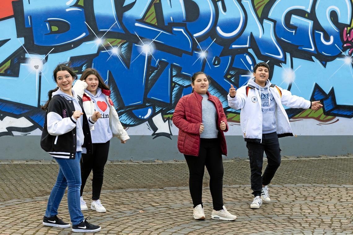 Rappend die deutsche Sprache lernen Bei dem Workshop „Rapflexion“ haben die Schülerinnen und Schüler der Vorbereitungsklasse am Bize mit viel Spaß einen eigenen Rap geschrieben und diesen auch einstudiert. Foto: A. Becher