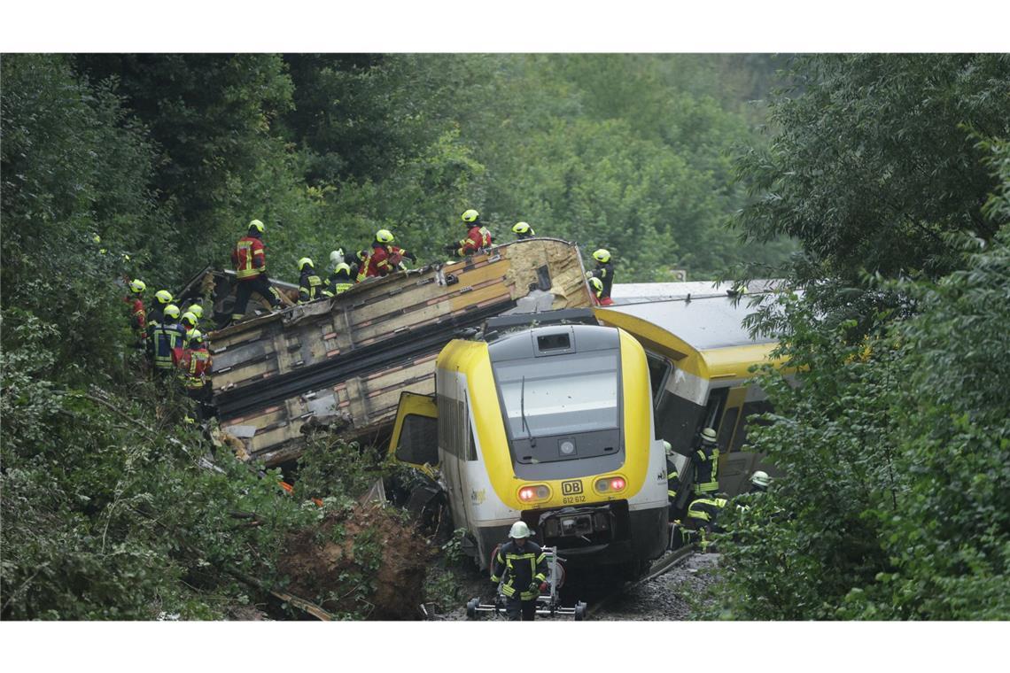 Bundespolizei: Rund 100 Menschen in entgleistem Zug Bei dem Zugunglück im Südosten Baden-Württembergs sind mehrere Menschen ums Leben gekommen.