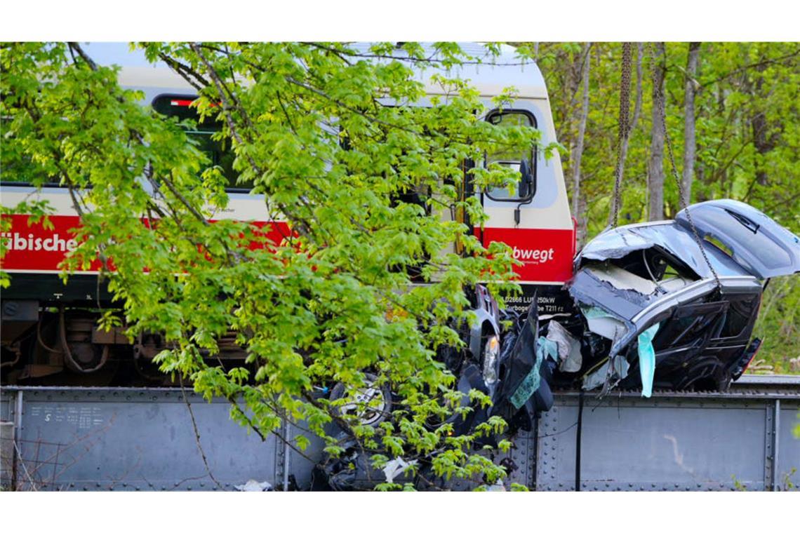 Zug erfasst Auto auf Schwäbischer Alb – Lenkte ein Brand den Fahrer ab?