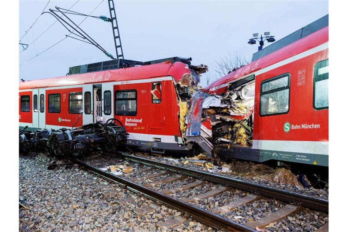 S-Bahn-Unglück: Spekulation über menschliches Versagen Bei dem Zusammenstoß zweier S-Bahnen am Montag in Bayern wurde ein Mensch getötet. Foto: Matthias Balk/dpa