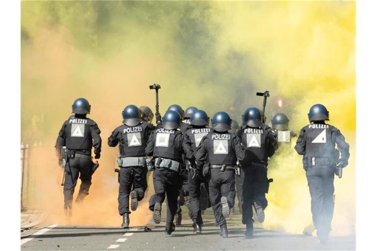 Bei Demonstrationen, Fußballspielen oder Routineeinsätzen kommt es immer wieder zu Angriffen gegen Polizisten oder Widerstandshandlungen. Die Zahl der Vorfälle ist auch 2020 gestiegen. Foto: Sebastian Kahnert/dpa