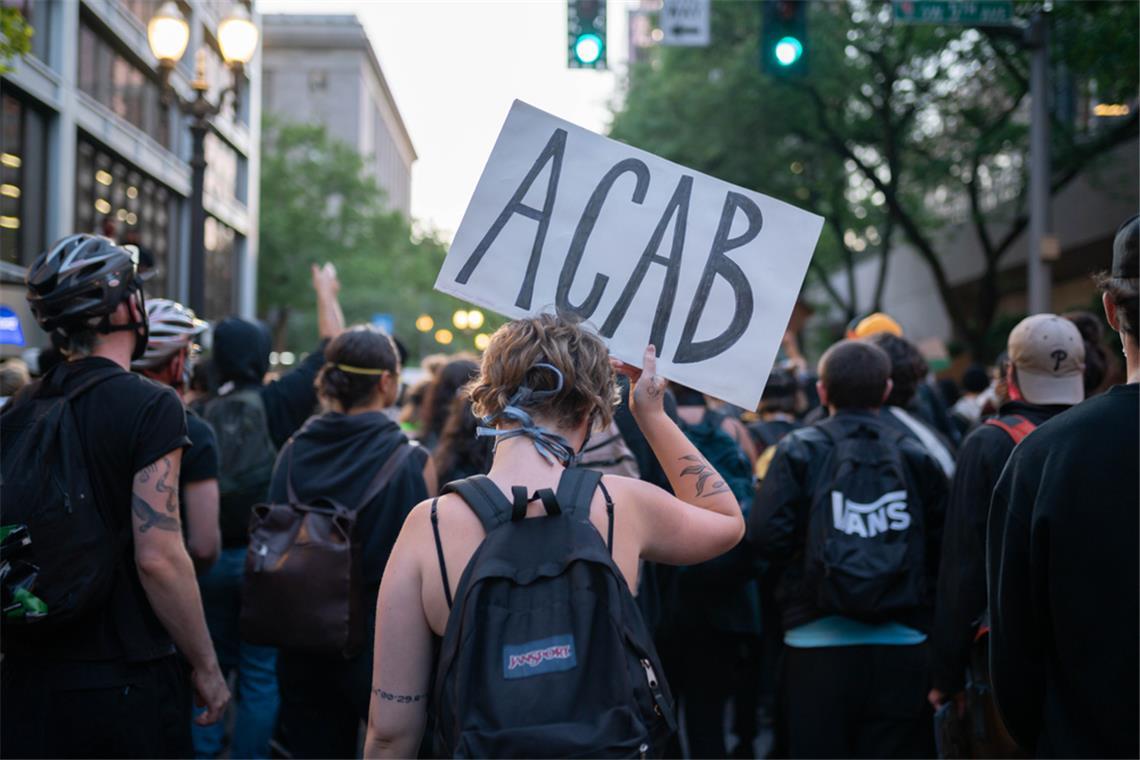 Was bedeutet „ACAB“ – und ist das verboten? Bei Demonstrationen oder als Graffiti sieht man "ACAB" relativ häufig.