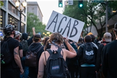 Bei Demonstrationen oder als Graffiti sieht man "ACAB" relativ häufig.