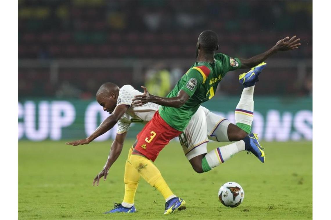 „Flutwelle“: Acht Tote nach Massenpanik beim Afrika-Cup Bei dem Spiel Komoren gegen Kamerun sind bei einer Massenpanik mehrere Menschen getötet worden. Foto: Themba Hadebe/AP/dpa