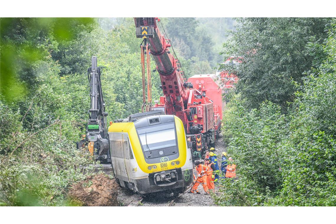 Bergung des letzten Wagens schreitet voran Bei den Bergungsarbeiten kommt ein Spezialkran zum Einsatz.