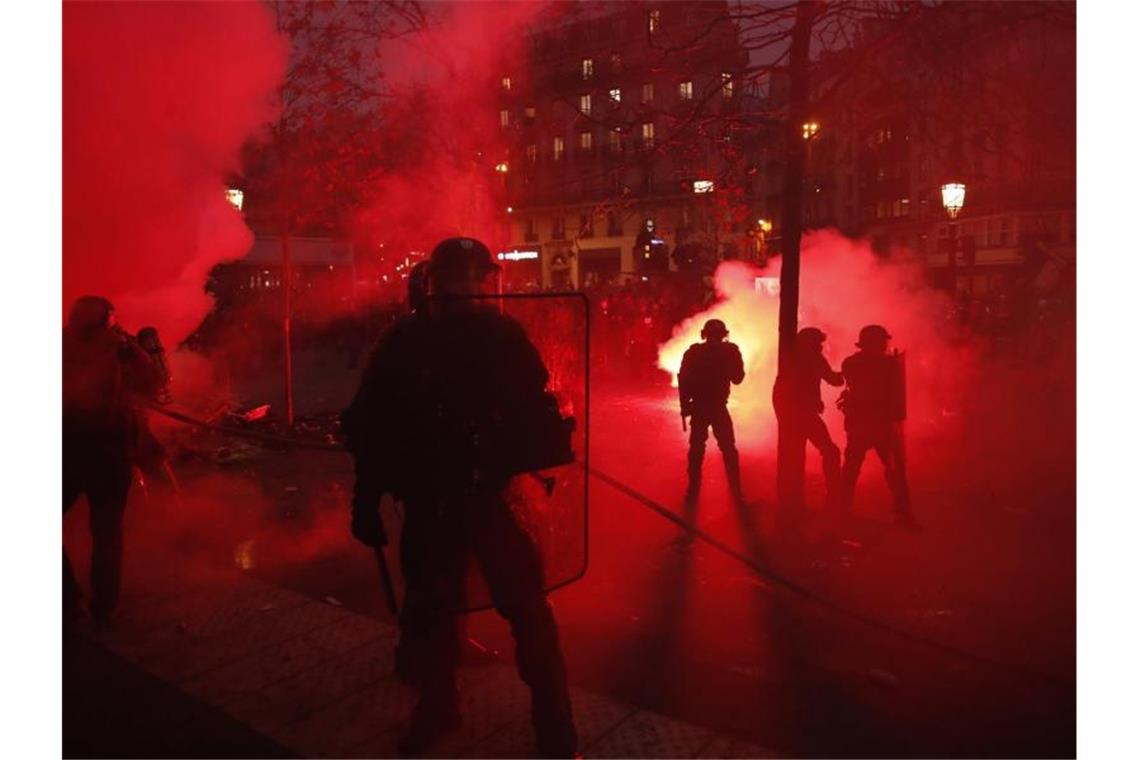 Bei den Demonstrationen gegen die geplante Rentenreform in Frankreich kam es zu Ausschreitungen. Foto: Thibault Camus/AP/dpa