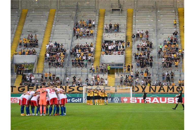 Bei den DFB-Pokalspielen waren bereits Teile von Zuschauern wieder in den Stadien. Foto: Robert Michael/dpa-Zentralbild/dpa